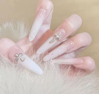 Künstlerisches Herzmuster Nagelkunstverlängerungen Karnz