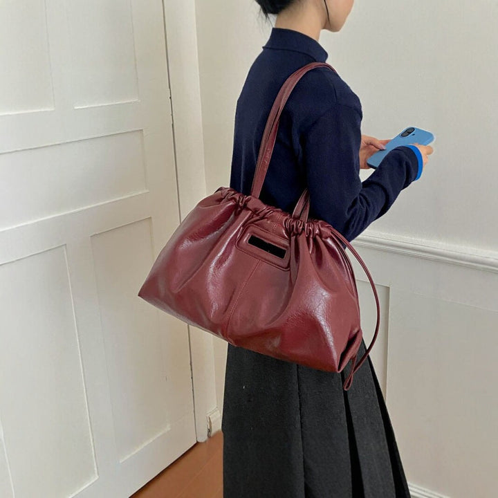 Elegante geraffte Lederhandtasche