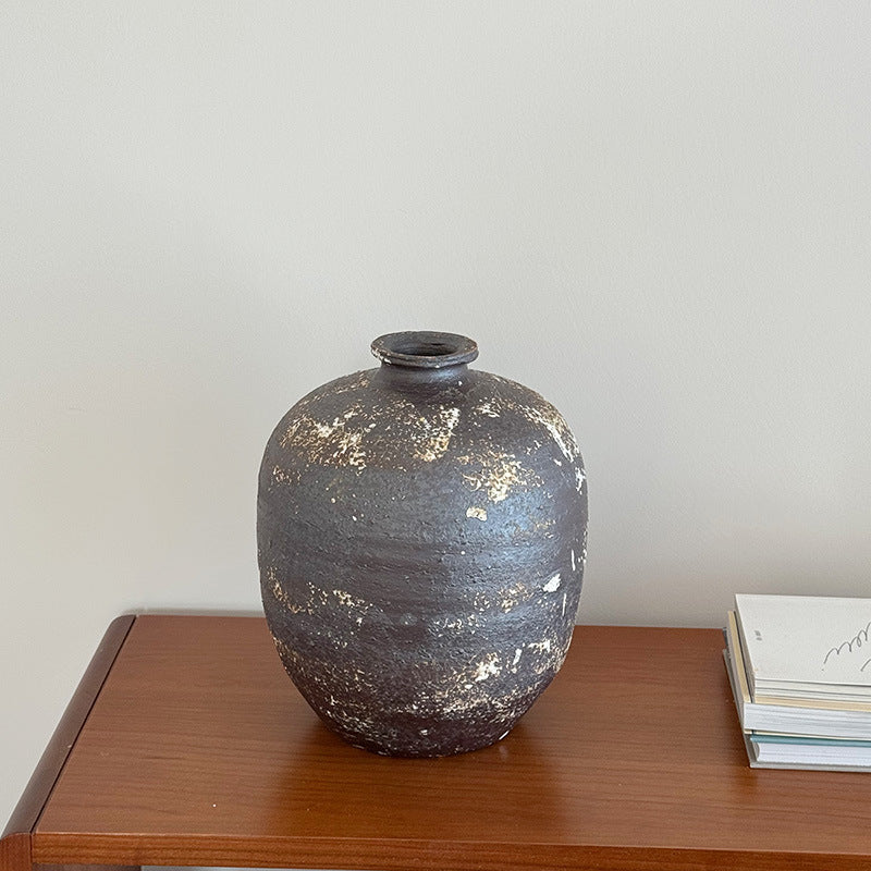 Skulptural hohe gerippte matte Keramik-Bud-Vase mit organischem S-Kurven-Profil