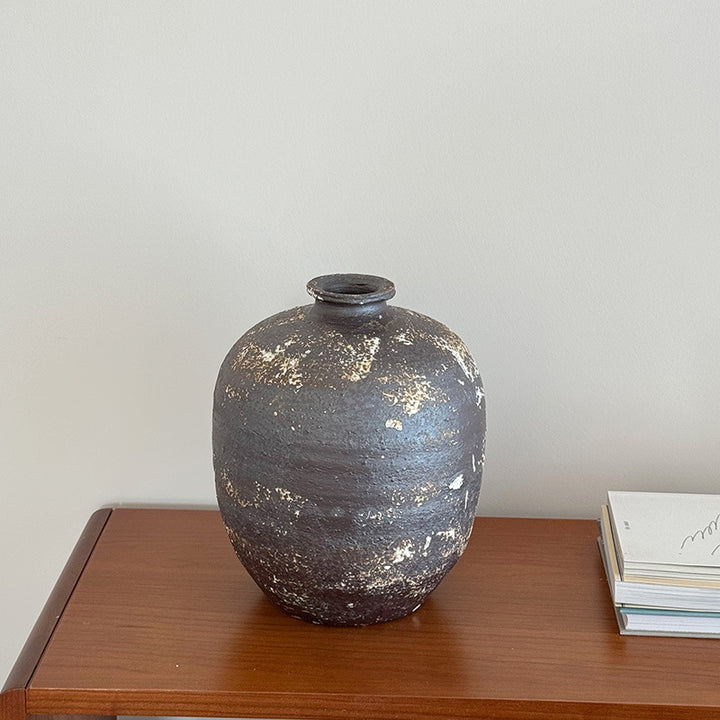 Skulptural hohe gerippte matte Keramik-Bud-Vase mit organischem S-Kurven-Profil