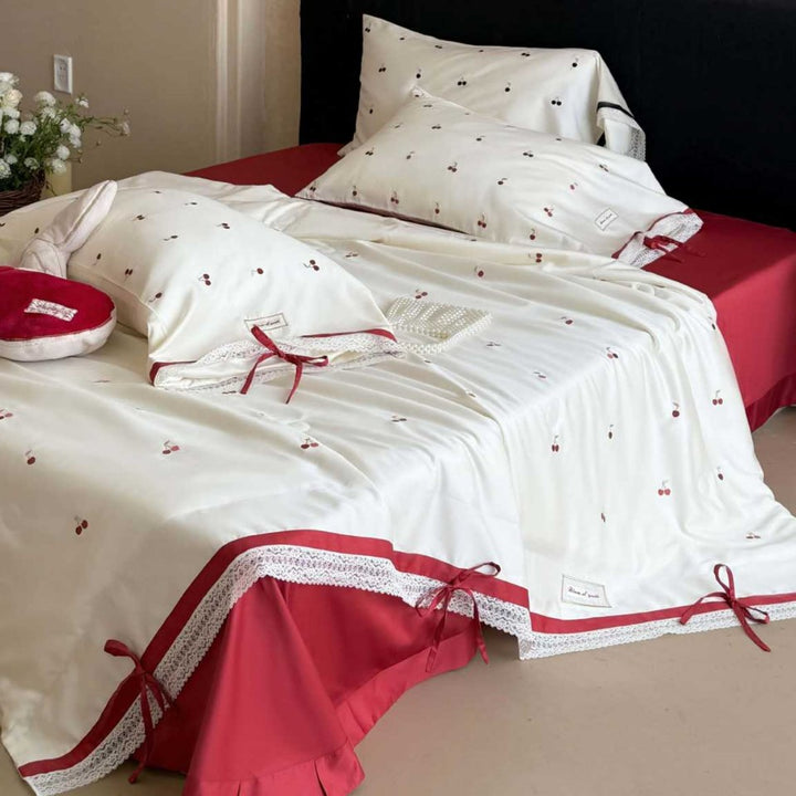 Luxuriöses Baumwollsatin-Bettwäscheset mit Kirsch‑Print, Spitzenbordüre und Volant