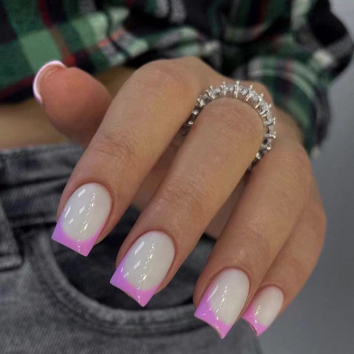 Kunstvolle Nagelverlängerungen mit elegantem Blattmuster Karnz