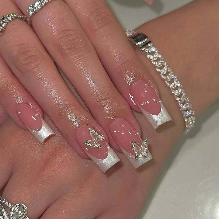 Kreative French-Nägel mit Glitzerakzenten Karnz