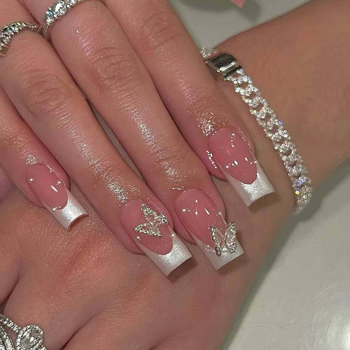 Kreative French-Nägel mit Glitzerakzenten Karnz