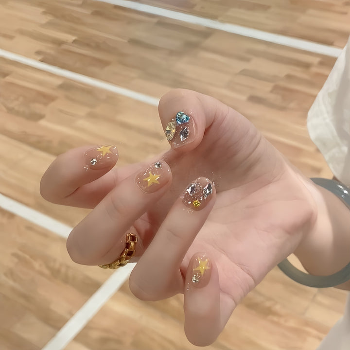 Glitzernde Nagelspitzen mit Eleganten Schmuckakzenten Karnz