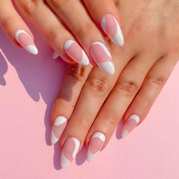 Kunstvolle Stiletto-Nägel mit eleganten Farbstrukturen Karnz