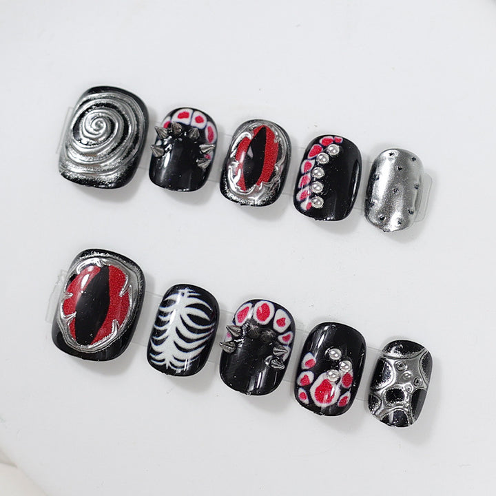 Kunstnagelset mit kreativen Mustern und glamourösen Details Karnz