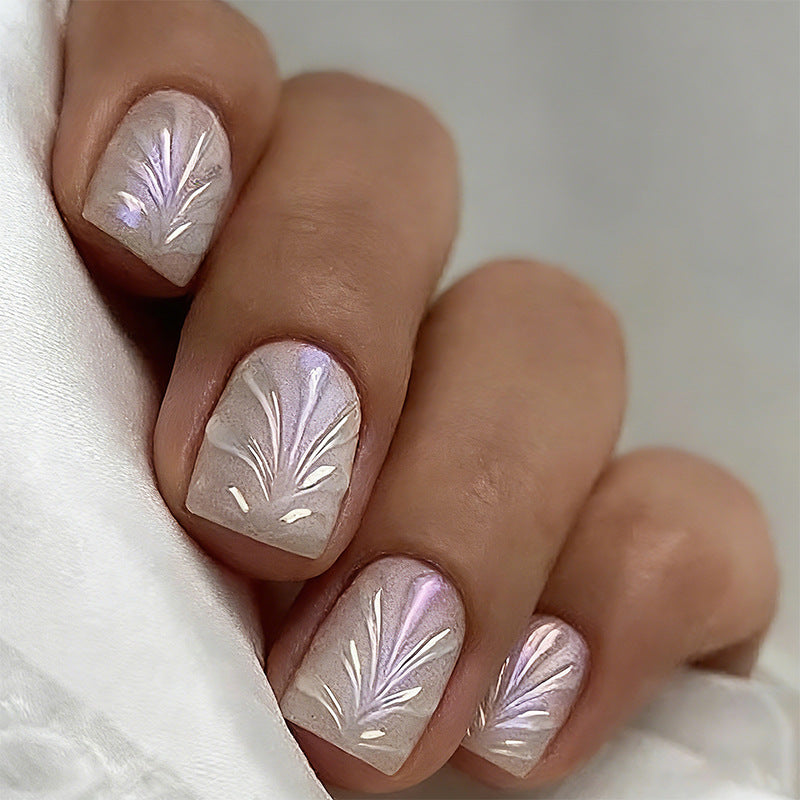 Luxuriöse Nagelkunst mit schimmerndem Design Karnz