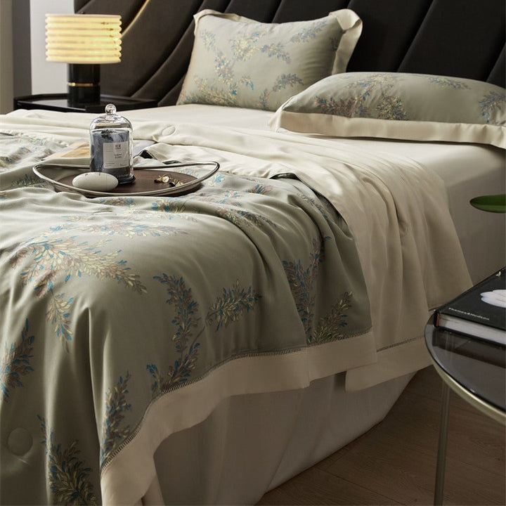Luxuriöse Satin-Bettüberwurf-Garnitur mit floraler Jacquard-Stickerei Karnz