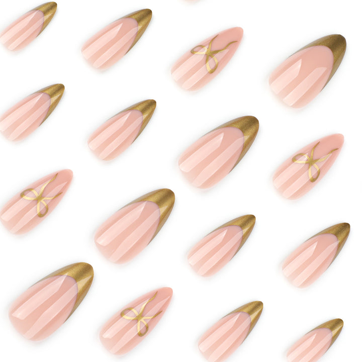 Elegante Nagelkunst mit Goldakzenten Karnz