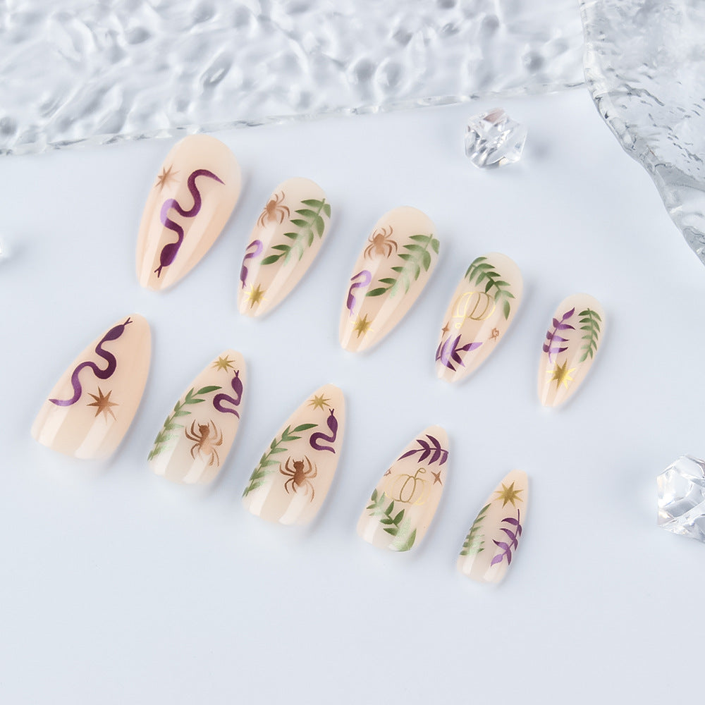 Künstlerisches Press-On Nagelset mit von Halloween inspirierten Designs Karnz