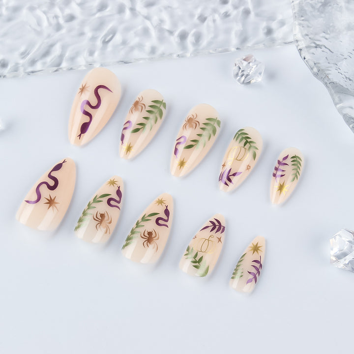 Künstlerisches Press-On Nagelset mit von Halloween inspirierten Designs Karnz