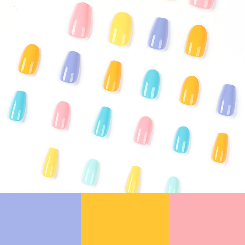 Künstliche Nagelkunst mit bunten Designs Karnz