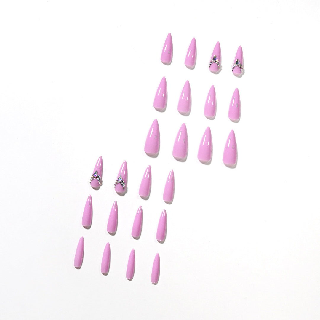 Glamouröse Stiletto-Nägel mit Strassverzierung Karnz