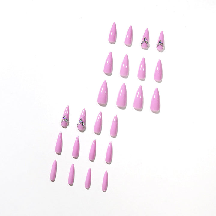 Glamouröse Stiletto-Nägel mit Strassverzierung Karnz
