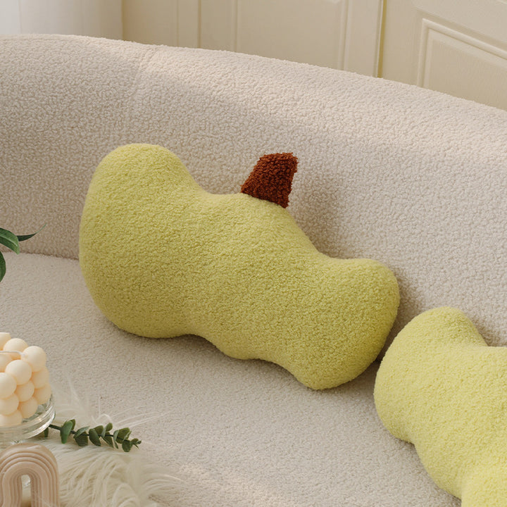 Nierenförmiges Dekokissen aus Bouclé‑Teddy mit weicher Polyesterfüllung Karnz