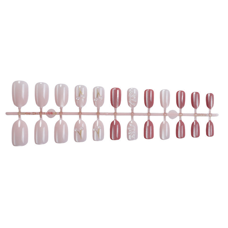 Kunstnagelset mit elegantem Hochglanz-Finish und kreativen Verzierungen Karnz