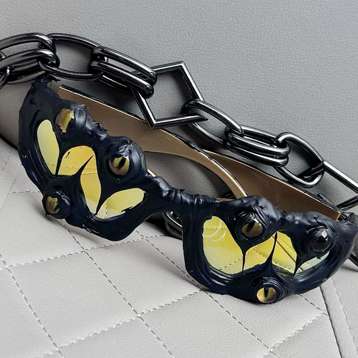 Damen extravagante Sonnenbrille mit einzigartigem Rahmen und auffälligem Detail Karnz