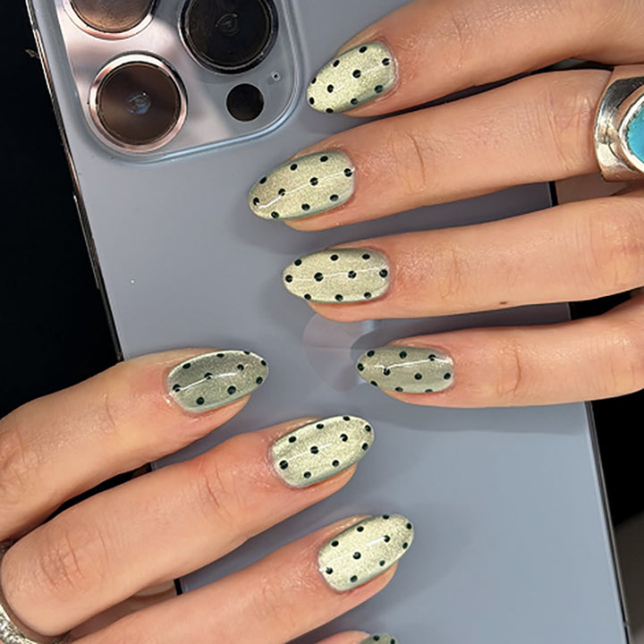 Kreative Nagelkunst mit gepunktetem Muster Karnz