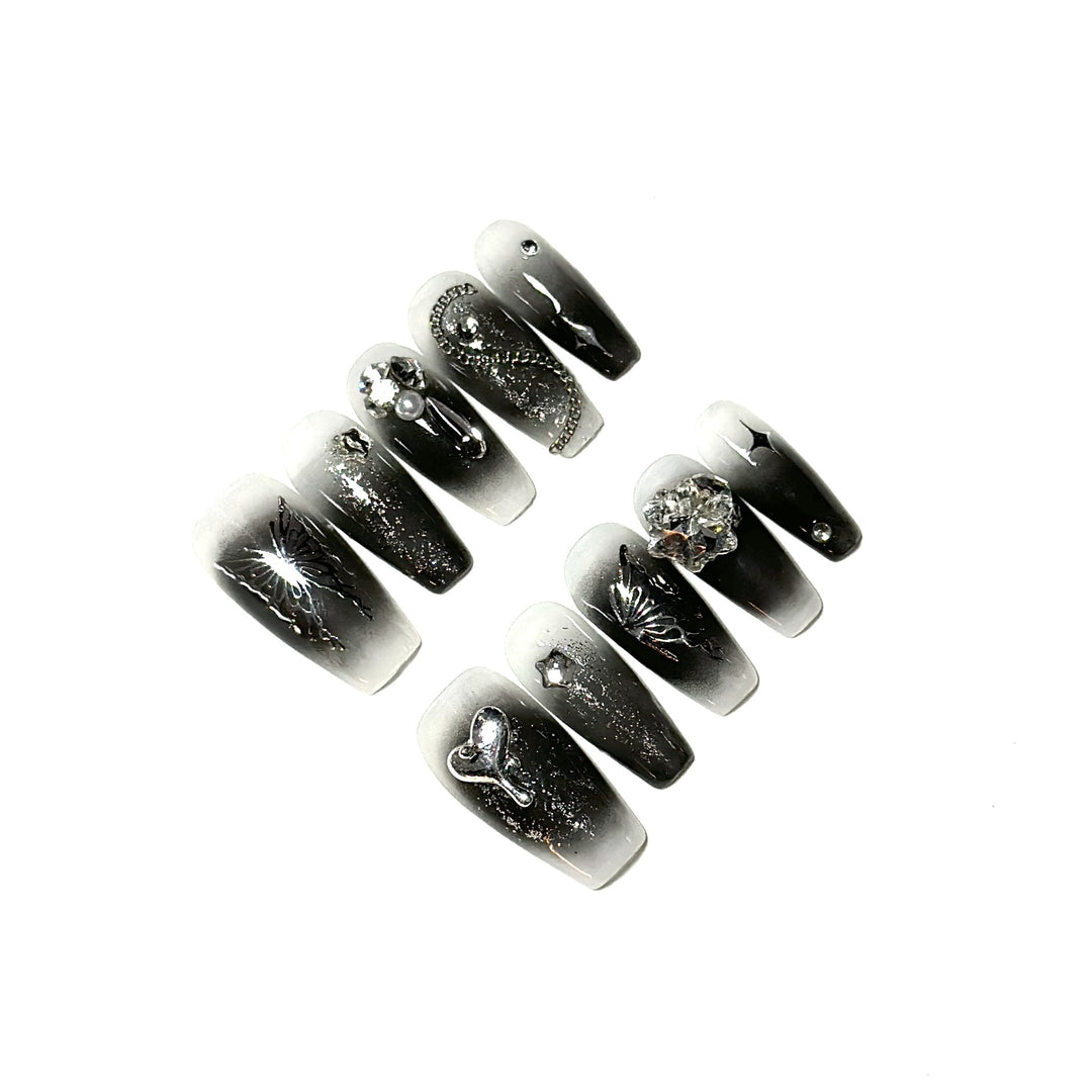 Glamouröses Press-On Nagelkunstset mit silbernen Verzierungen