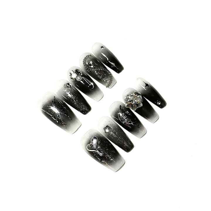 Glamouröses Press-On Nagelkunstset mit silbernen Verzierungen