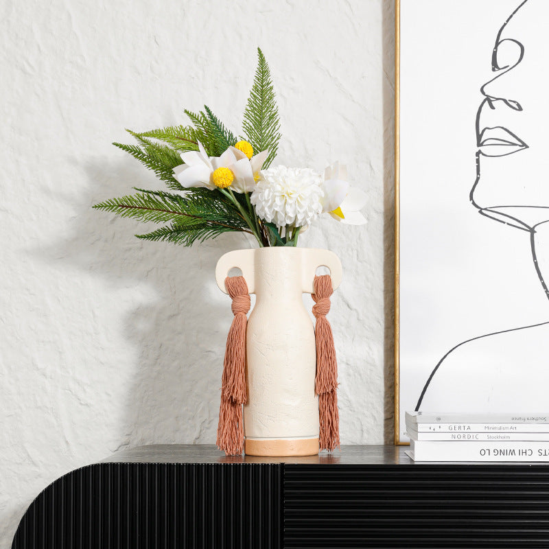 Dekorative Kunstvase mit Quasten