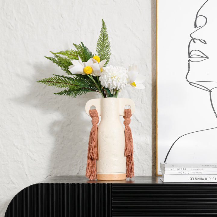 Dekorative Kunstvase mit Quasten