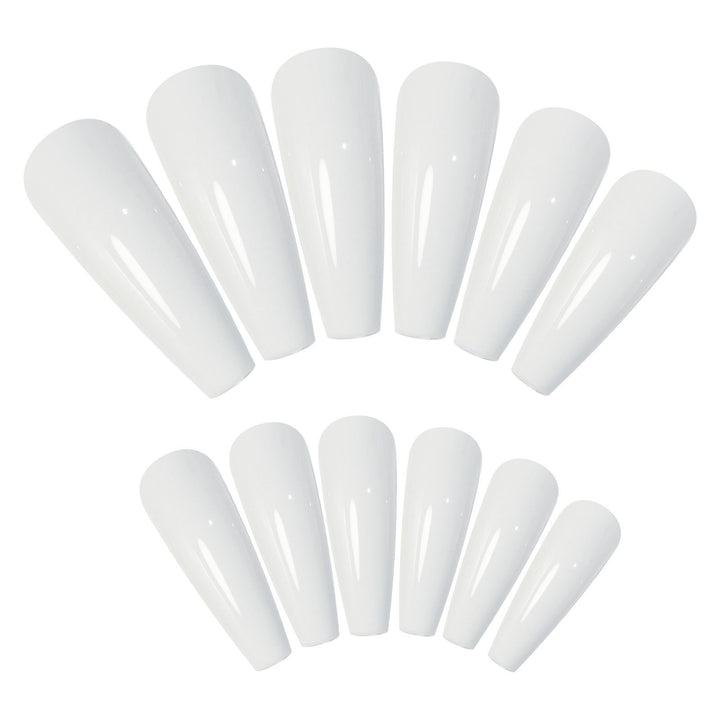 Kunstnagelset mit eleganten Spitzen und glänzendem Finish Karnz