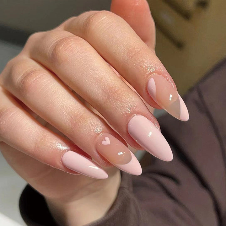 Glamouröse Nagelkunst mit Herzmotiven Karnz