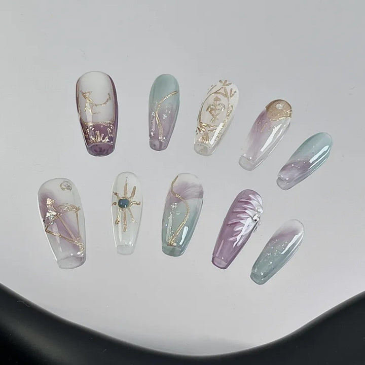 Premium Press-On-Nagelkunst-Set mit eleganten metallischen Designs