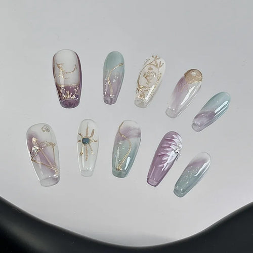 Premium Press-On-Nagelkunst-Set mit eleganten metallischen Designs