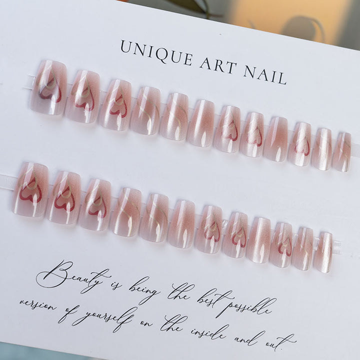 Künstlerisches Press-On Nagelset mit Herzdesign