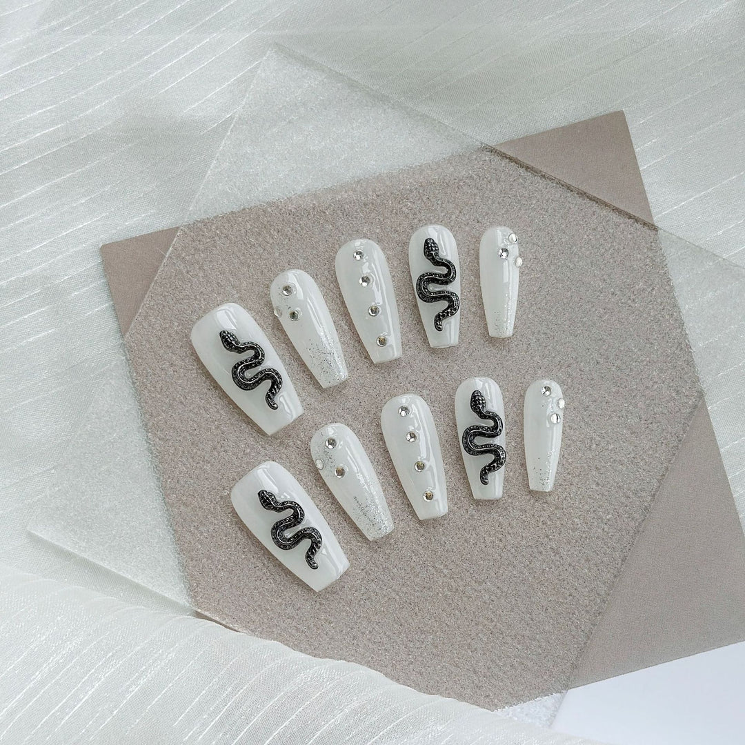Künstlerisches Press-On Nagelkunstset mit Herz- und himmlischen Designs