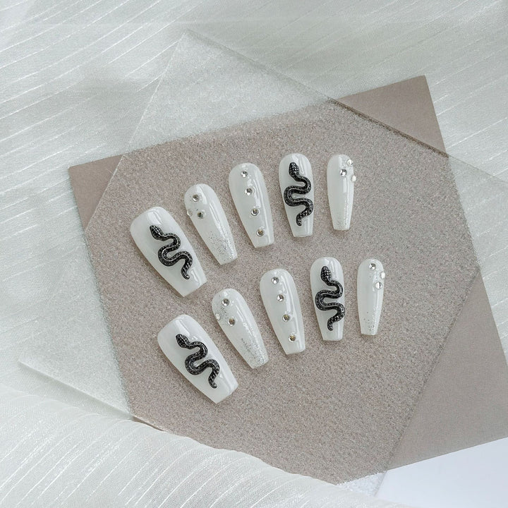 Künstlerisches Press-On Nagelkunstset mit Herz- und himmlischen Designs