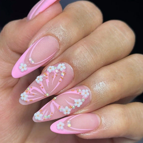 Kunstnagelset mit eleganten blauen und nude Farbakzenten Karnz