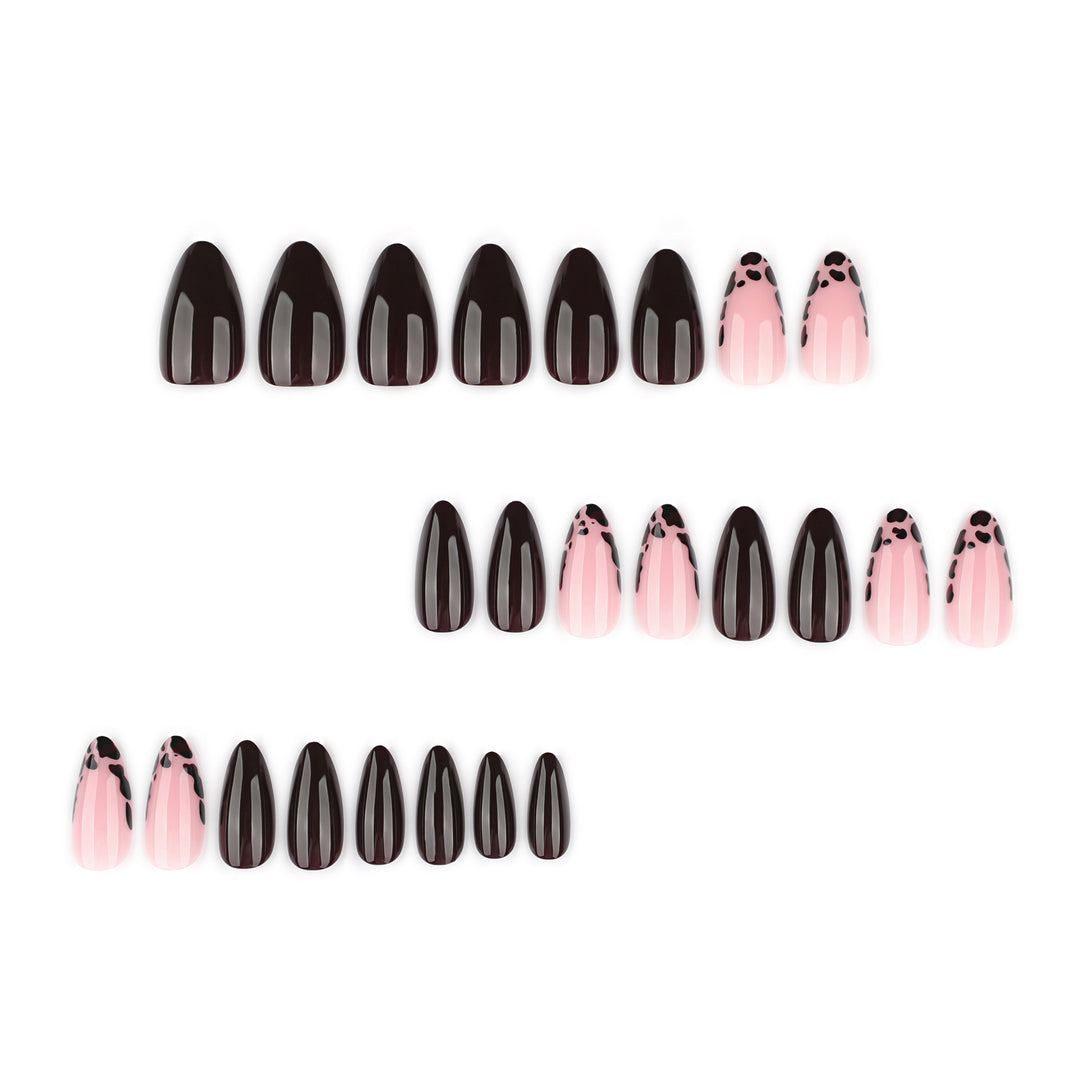 Kunstvolle Stiletto-Nägel mit elegantem Design und glänzendem Finish Karnz