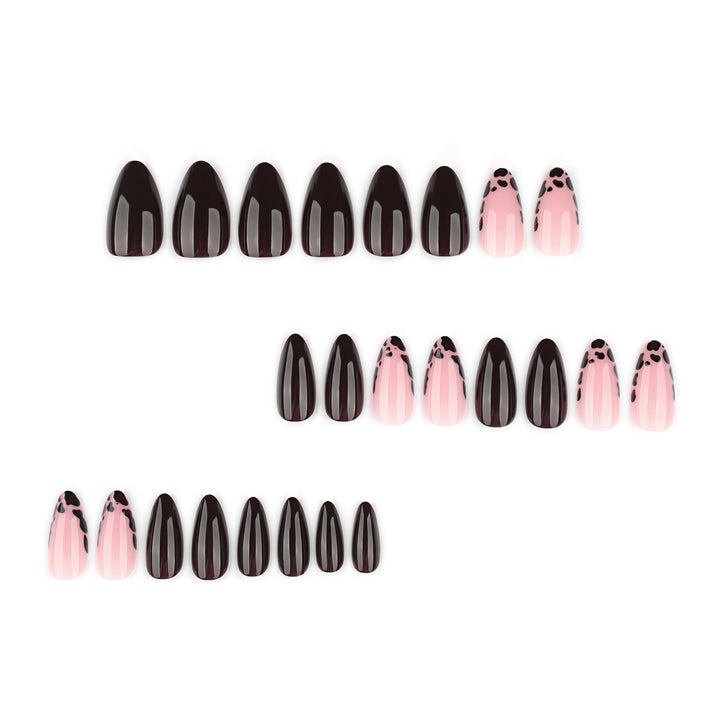 Kunstvolle Stiletto-Nägel mit elegantem Design und glänzendem Finish Karnz