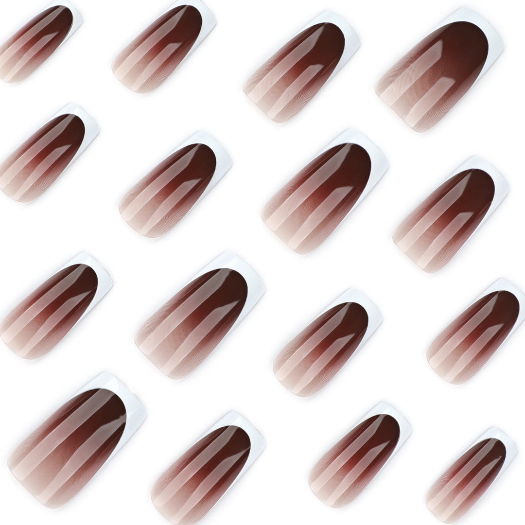 Kunstvolle Nagelverlängerungen mit elegantem French-Tip Karnz