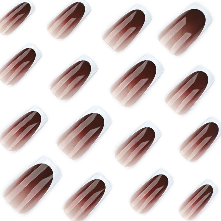 Kunstvolle Nagelverlängerungen mit elegantem French-Tip Karnz