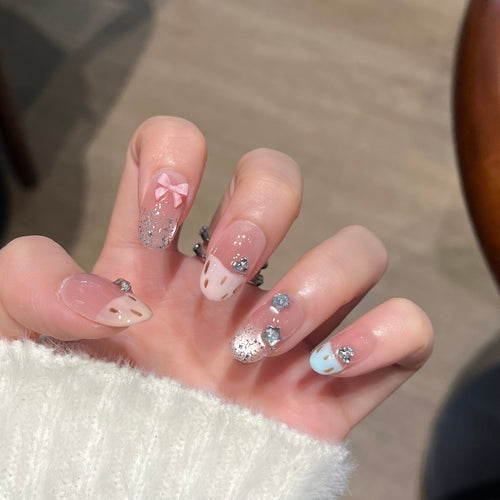 Dekorative Press-On Nagelkunst mit Schleifen- und Edelsteinakzenten Karnz