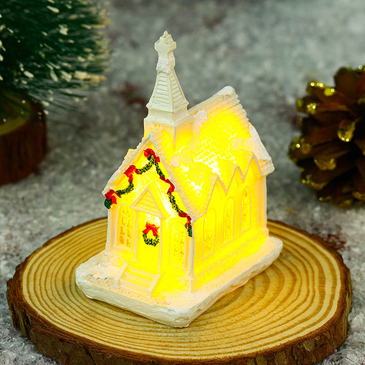 Beleuchtetes Weihnachtsdorfhaus mit festlicher Dekoration Karnz