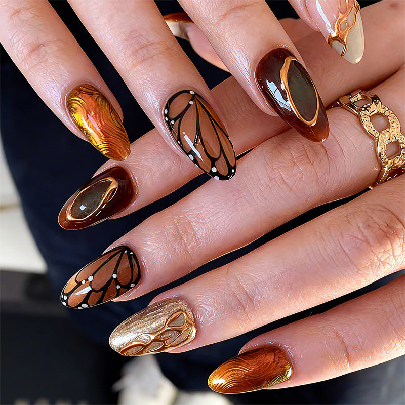 Kunstnagelset mit elegantem Gold- und Schwarzdesign Karnz