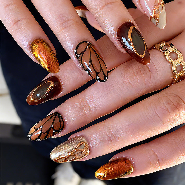Kunstnagelset mit elegantem Gold- und Schwarzdesign Karnz