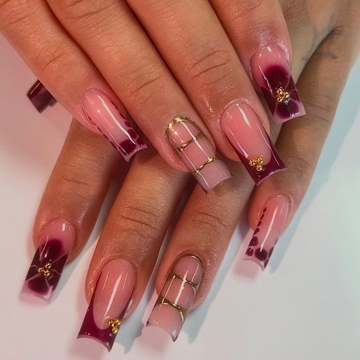 Elegante dekorative Nagelkunstverlängerungen Karnz