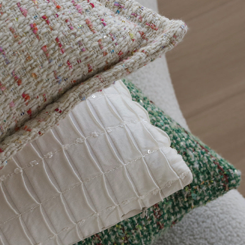 Quadratischer Bouclé-Kissenbezug im Tweedstil mit dezentem Multicolor‑Tufting Karnz