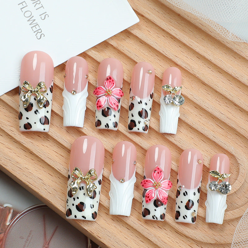 Kunstnagelset mit elegantem Leoparden-Design und floralen Akzenten Karnz