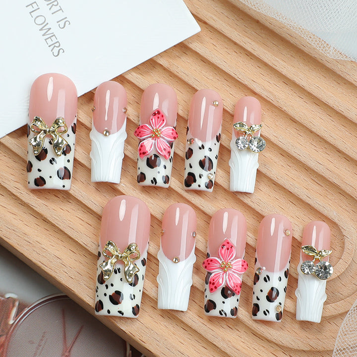 Kunstnagelset mit elegantem Leoparden-Design und floralen Akzenten Karnz
