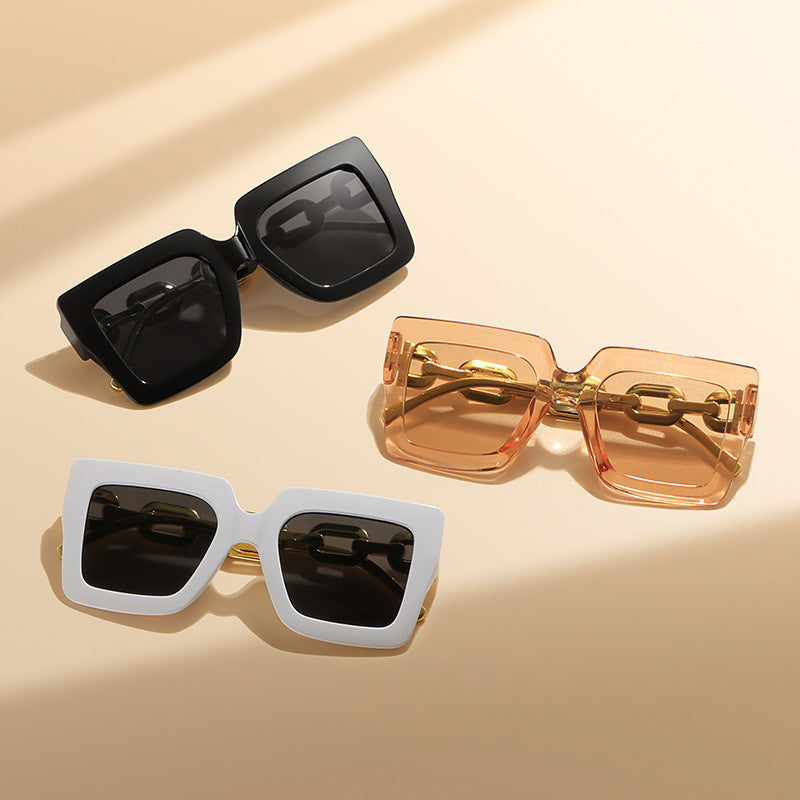 Damen Modische Sonnenbrille mit einzigartigem rechteckigen Rahmen und Kettendetails Karnz