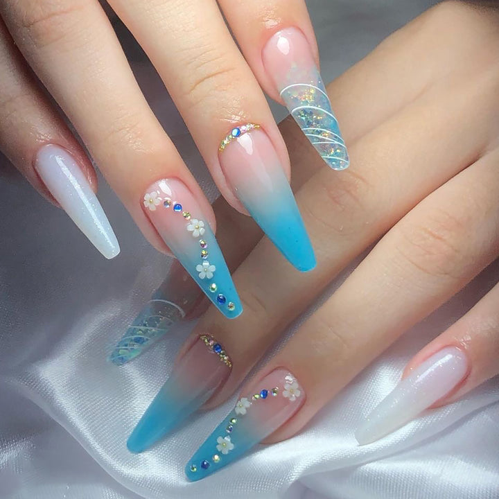Kunstvolle Nagelverlängerungen mit floralem Ombre-Design Karnz