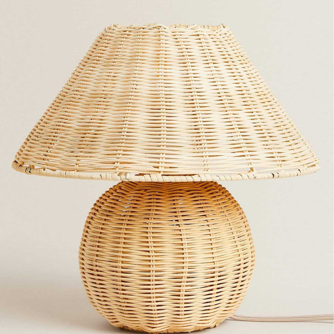 Handgefertigte Rattan-Tischlampe Karnz